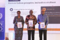 Le vice-président de la République, Alexandre Barro Chambrier, le vice-président du gouvernement, Hermann Immongault, la ministre de la Planification, Louise Pierrette Mvono, présentant les exemplaires du RNDH 2026. © GabonReview