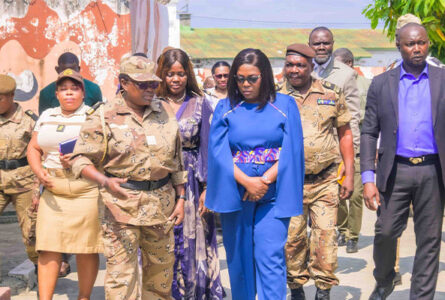 La ministre des affaires sociales en pleine visite au Centre de détention des mineurs de Libreville,  le 30 juillet 2026. © D.R.