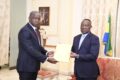 Le vice-président du gouvernement, Hermann Immongault (à gauche), transmettant au président de la Cour constitutionnelle, Dieudonné Aba’a Owono les résultats provisoires du RGPL 2026. © D.R.