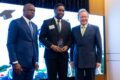 Un des 50 Gabonais diplômés en compagnie du vice-président du gouvernement et le patron de Fortescue. © Com. VPG