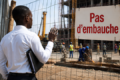 Des diplômés d'un côté, des chantiers qui manquent de bras de l'autre : le «double déficit» du marché du travail gabonais, décrypté par le RNDH 2026. © Illustration générée par IA / GabonReview