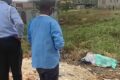 Le corps sans vie de la femme recouvert au bord du canal (capture d'écran). © GabonReview