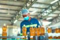 Un employé d'Olam Palm Gabon dans l'usine de Lambaréné. © D.R.