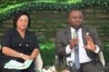Le 6ᵉ adjoint au maire de Libreville, Félix Andy Makindey Nze-Nguema (micro), pendant la conférence de presse. © D.R.