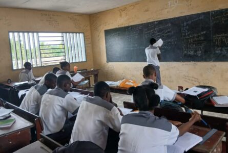 Des élèves dans une salle de classe au Gabon. © D.R.