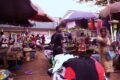 Une vue de l'intérieur du plus grand marché de Moanda. © capture décran/YouTube
