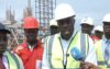 Mark-Alexandre Doumba (micro) sur le chantier. © Capture d'écran/ Gabon 24‎