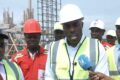 Mark-Alexandre Doumba (micro) sur le chantier. © Capture d'écran/ Gabon 24‎
