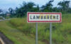 Une vue du panneau de l’entrée de Lambaréné. © D.R.