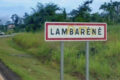 Une vue du panneau de l’entrée de Lambaréné. © D.R.