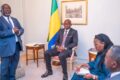 L'ambassadeur du Gabon en France, Alfred Nguia Banda, face à Oligui Nguema, le 19 juillet 026, à Paris. © Com. présidentielle