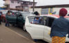 Deux véhicules de particuliers embarquant des clients juste derrière un taxi, le 23 juillet 2026 à Libreville. ©GabonReview