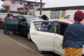Deux véhicules de particuliers embarquant des clients juste derrière un taxi, le 23 juillet 2026 à Libreville. ©GabonReview