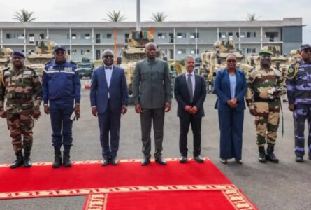 Les officiels, dont le président de la République et le diplomate émirati, lors de la cérémonie de remise officielle des blindés, le 27 juillet 2026, à Libreville. © Communication présidentielle