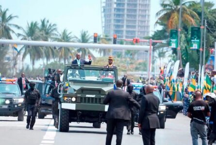 Le président Brice Clotaire Oligui Nguema à bord du Command-Car, lors du défilé consacré au 17 août 2026, à Libreville. © D.R.