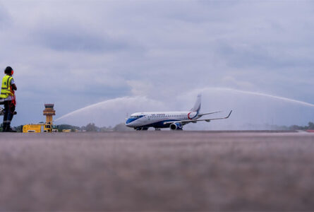 Le premier vol d’Air Peace accueilli à l’aéroport international Léon-Mba de Libreville et arrosé par les camions d’Asecna. © D.R.