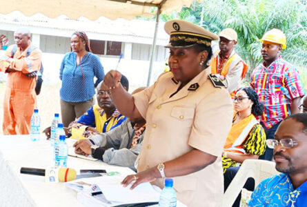 Le gouverneur de la province de l’Estuaire, Marie-Françoise Dikoumba, s’adressant aux populations de Sonadeci Tchad, le 31 juillet 2026. © GabonReview