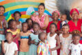 La présidente Reine Moubamba posant avec les enfants du centre «Les Petits Anges de Dieu», le 31 juillet 2026. © GabonReview