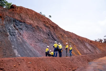 À Belinga, on creuse déjà la roche. Reste à déclencher les 10 milliards de dollars qui doivent faire basculer le gisement dans l’ère industrielle. © fortescuebelinga.ga