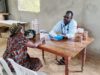 Médecin et député du 1er siège de ce département de la Lombo-Bouenguidi, le Dr Armel Boubindji consultant une patiente lors de la Caravane médicale. © D.R.