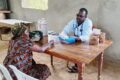 Médecin et député du 1er siège de ce département de la Lombo-Bouenguidi, le Dr Armel Boubindji consultant une patiente lors de la Caravane médicale. © D.R.