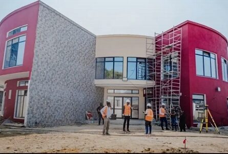 La façade principale du Centre de santé communautaire d’Akébé qui devrait améliorer l’offre de soins et la et rapprocher des populations. © D.R.