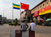 Gabon-Chine : au-delà d’une présence devenue familière dans le paysage économique gabonais, Pékin bénéficiait en 2024 d’une perception favorable auprès de 61 % des personnes interrogées par Afrobarometer. © (Montage) GabonReview/Tiktok/Sans_Rivale