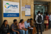 Emploi des jeunes : entre dispositifs publics et réalité du chômage, le défi reste de transformer les guichets en véritables passerelles vers l’emploi (Illustrtion générée par IA). © GabonReview