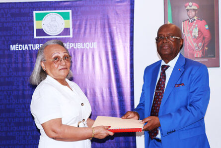 La ministre du Travail et du Plein Emploi, Jacqueline Bignoumba recevant le dossier de Comilog des mains du médaiteur de la République Alexis Boutamba Mbina, le 6 août 2026. © GabonReview