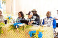 Le directeur général de la CNSS échangeant avec les usagers, le 28 août 2026 à Makokou.  © D.R.