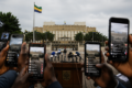 Entre la verticalité des institutions et l’horizontalité des réseaux sociaux, le défi est désormais de faire vivre un débat public où l’autorité n’étouffe pas la parole et où la liberté ne dispense pas du respect. © GabonReview (montage)