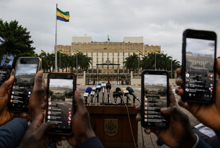 Entre la verticalité des institutions et l’horizontalité des réseaux sociaux, le défi est désormais de faire vivre un débat public où l’autorité n’étouffe pas la parole et où la liberté ne dispense pas du respect. © GabonReview (montage)