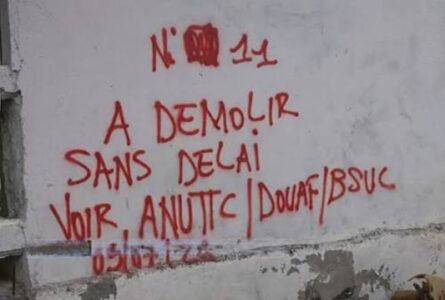 Dans la zone, le marquage des constructions concernées par les futurs déguerpissements a déjà commencé, sous la conduite des services de l’ANUTTC (photo à titre purement illustratif) © GabonReview