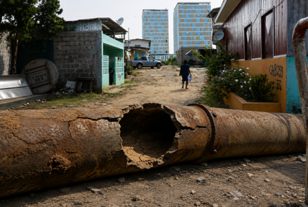 Des réseaux vieillissants au défi de la distribution : pour Oligui Nguema, produire davantage d’eau ne suffit plus si les infrastructures ne permettent pas de l’acheminer efficacement jusqu’aux ménages. © GabonReview (montage)