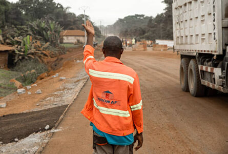 Sur les routes gabonaises, EBOMAF est devenu l’un des principaux bras opérationnels de la politique des grands travaux. Une montée en puissance qui place aussi l’État face à l’exigence de transparence sur les contrats engagés. © ebomaf.com