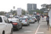 À Jeanne-Ebori, les travaux du futur échangeur mettent déjà la circulation à rude épreuve : un avant-goût de ce que Libreville pourrait affronter à la rentrée si les grands chantiers et le trafic ne sont pas mieux coordonnés. © GabonReview