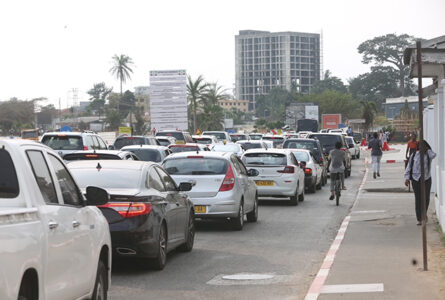 À Jeanne-Ebori, les travaux du futur échangeur mettent déjà la circulation à rude épreuve : un avant-goût de ce que Libreville pourrait affronter à la rentrée si les grands chantiers et le trafic ne sont pas mieux coordonnés. © GabonReview