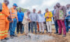 Le ministre Philippe Tonangoye mettant en service une pompe, le 22 août 2026 à Moanda. © Eramet-Comilog