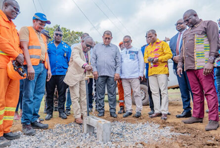Le ministre Philippe Tonangoye mettant en service une pompe, le 22 août 2026 à Moanda. © Eramet-Comilog