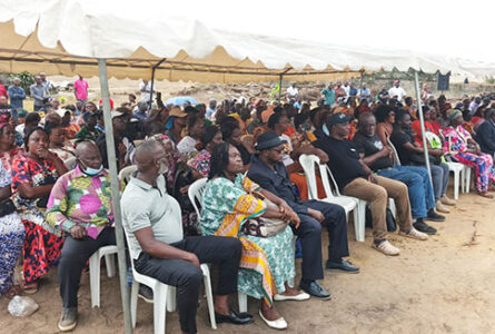 Le collectif des occupants d’Essassa Derrière Berthe et Jean lors d’une rencontre avec le gouverneur de la province de l’Estuaire, le 30 juillet 2026. © GabonReview