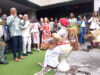 Le ministre du Rayonnement culturel, Paul Ulrich Kessany (à gauche), et les invités de la conférence de lancement assistent à une prestation traditionnelle, le 31 juillet 2026 à Libreville. © D.R.