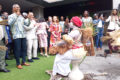 Le ministre du Rayonnement culturel, Paul Ulrich Kessany (à gauche), et les invités de la conférence de lancement assistent à une prestation traditionnelle, le 31 juillet 2026 à Libreville. © D.R.