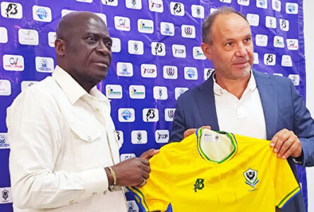 Le président de la Fégafoot, Pierre Alain Mounguengui et le nouveau sélectionneur des Panthères du Gabon, Sébastien Migné, le 20 août 2026. © D.R.