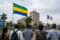 Le drapeau français s’éloigne dans le regard des Gabonais : 78 % d’entre eux jugent négativement l’influence de la France, selon Afrobarometer. © Illustration générée par IA / GabonReview
