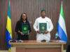 La ministre des Affaires étrangères du Gabon, Marie-Édith Tassyla-Ye-Doumbeneny, et le ministre des Affaires étrangères et de la Coopération internationale de Sierra Leone, Alhaji Timothy Musa Kabba, au terme de la signature du communiqué conjoint formalisant les engagements pris lors des discussions entre Brice Clotaire Oligui Nguema et Julius Maada Bio. © Communication présidentielle