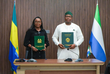 La ministre des Affaires étrangères du Gabon, Marie-Édith Tassyla-Ye-Doumbeneny, et le ministre des Affaires étrangères et de la Coopération internationale de Sierra Leone, Alhaji Timothy Musa Kabba, au terme de la signature du communiqué conjoint formalisant les engagements pris lors des discussions entre Brice Clotaire Oligui Nguema et Julius Maada Bio. © Communication présidentielle