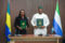 La ministre des Affaires étrangères du Gabon, Marie-Édith Tassyla-Ye-Doumbeneny, et le ministre des Affaires étrangères et de la Coopération internationale de Sierra Leone, Alhaji Timothy Musa Kabba, au terme de la signature du communiqué conjoint formalisant les engagements pris lors des discussions entre Brice Clotaire Oligui Nguema et Julius Maada Bio. © Communication présidentielle