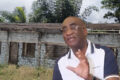 Jonathan Ignoumba face aux 7 milliards et à leurs chantiers. En arrière-plan, le chantier inachevé, attribué à EGPS de construction de deux logements au village Malembe (Haute-Banio). © GabonReview (montage)