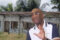 Jonathan Ignoumba face aux 7 milliards et à leurs chantiers. En arrière-plan, le chantier inachevé, attribué à EGPS de construction de deux logements au village Malembe (Haute-Banio). © GabonReview (montage)