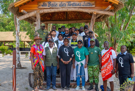 Le ministre du Tourisme Durable et de l’Artisanat, Pr Marcelle Ibinga-Itsitsa, immortalisée avec les participants à cette cérémonie. © D.R.